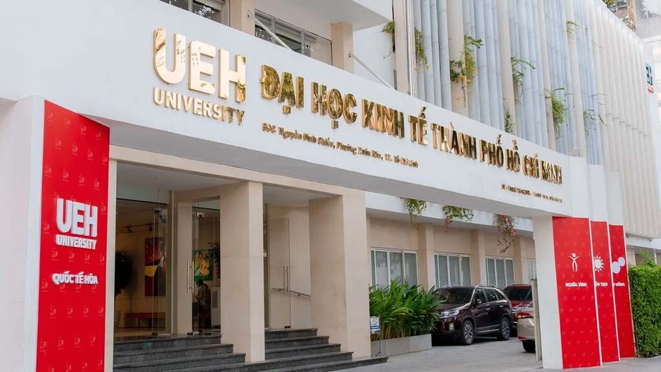 Điểm chuẩn Đại học Kinh tế TP HCM sát mốc 100/100