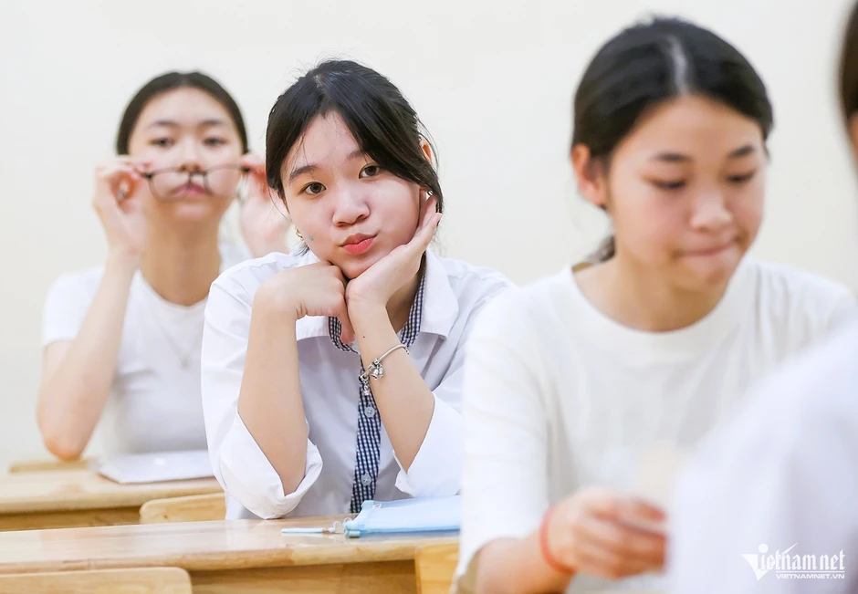 Điểm thi môn Tiếng Anh lớp 10 Hà Nội dự kiến giảm nhẹ, khó có 'mưa' điểm 10 Điểm thi môn Tiếng Anh lớp 10 Hà Nội dự kiến giảm nhẹ, khó có 'mưa' điểm 10