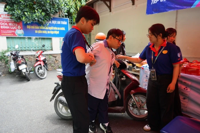 Độc đáo tiếp sức mùa thi bằng nhiều thứ tiếng Độc đáo tiếp sức mùa thi bằng nhiều thứ tiếng