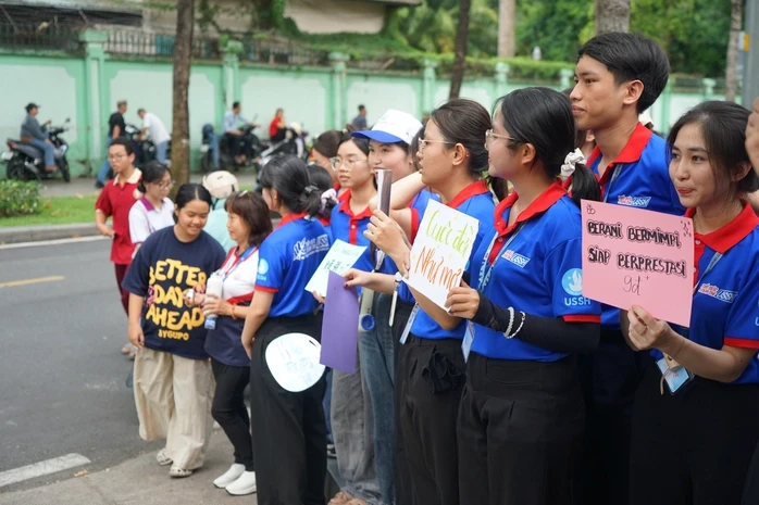 Độc đáo tiếp sức mùa thi bằng nhiều thứ tiếng Độc đáo tiếp sức mùa thi bằng nhiều thứ tiếng