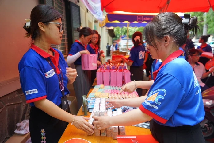 Độc đáo tiếp sức mùa thi bằng nhiều thứ tiếng Độc đáo tiếp sức mùa thi bằng nhiều thứ tiếng