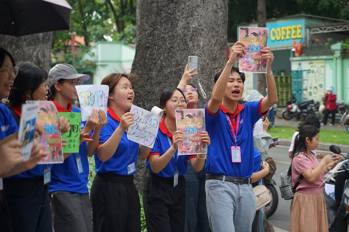Độc đáo tiếp sức mùa thi bằng nhiều thứ tiếng Độc đáo tiếp sức mùa thi bằng nhiều thứ tiếng