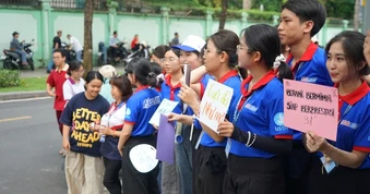 Độc đáo tiếp sức mùa thi bằng nhiều thứ tiếng