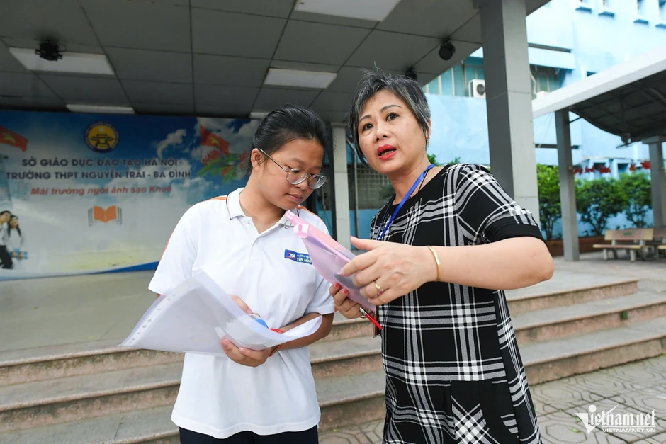 Gần 125.000 học sinh Hà Nội bước vào môn thi đầu tiên để tranh suất vào lớp 10 Gần 125.000 học sinh Hà Nội bước vào môn thi đầu tiên để tranh suất vào lớp 10