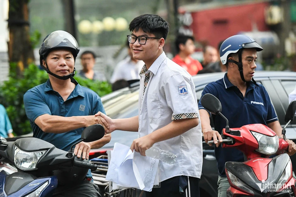 Gần 125.000 học sinh Hà Nội bước vào môn thi đầu tiên để tranh suất vào lớp 10 Gần 125.000 học sinh Hà Nội bước vào môn thi đầu tiên để tranh suất vào lớp 10