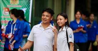 Gần 125.000 học sinh Hà Nội bước vào môn thi đầu tiên để tranh suất vào lớp 10