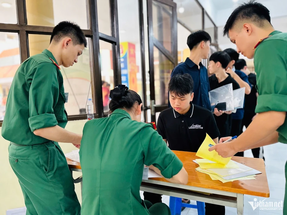 Gần 23.000 thí sinh tranh suất vào các trường quân đội Gần 23.000 thí sinh tranh suất vào các trường quân đội