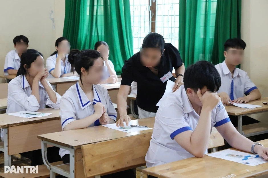 Giám thị bị tố "làm hộ bài" thí sinh ở Bắc Ninh: Trưởng điểm thi lên tiếng Giám thị bị tố "làm hộ bài" thí sinh ở Bắc Ninh: Trưởng điểm thi lên tiếng