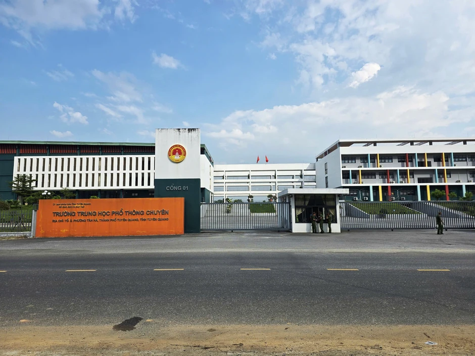 Hình ảnh ở Trường THPT Chuyên Tuyên Quang trước giờ 326 thí sinh thi lại tốt nghiệp Hình ảnh ở Trường THPT Chuyên Tuyên Quang trước giờ 326 thí sinh thi lại tốt nghiệp