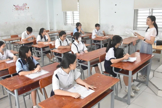 Hình ảnh thí sinh TPHCM hồi hộp làm thủ tục dự thi lớp 10: Kỳ thi quy mô lớn chưa từng có