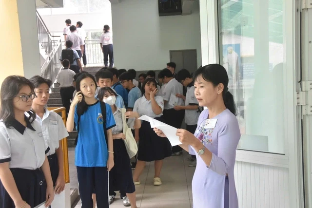Hình ảnh thí sinh TPHCM hồi hộp làm thủ tục dự thi lớp 10: Kỳ thi quy mô lớn chưa từng có
