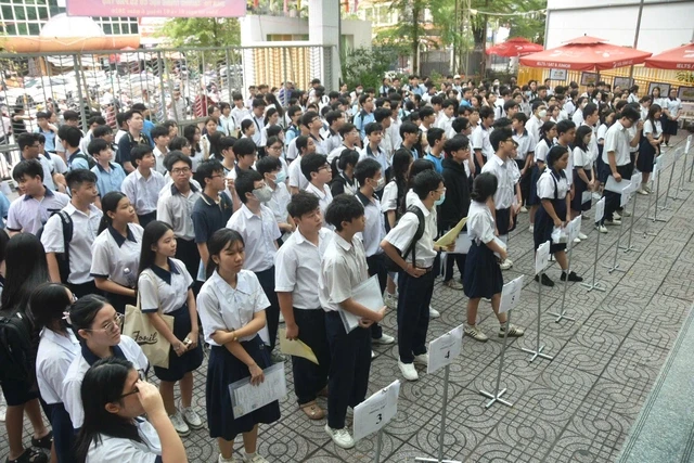 Hình ảnh thí sinh TPHCM hồi hộp làm thủ tục dự thi lớp 10: Kỳ thi quy mô lớn chưa từng có