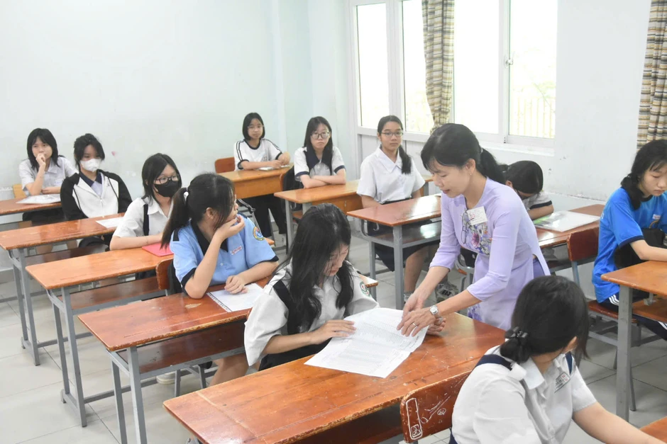Hình ảnh thí sinh TPHCM hồi hộp làm thủ tục dự thi lớp 10: Kỳ thi quy mô lớn chưa từng có