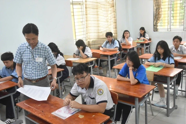 Hình ảnh thí sinh TPHCM hồi hộp làm thủ tục dự thi lớp 10: Kỳ thi quy mô lớn chưa từng có