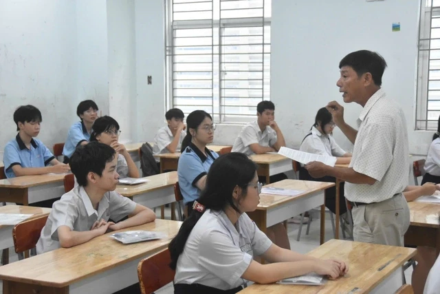 Hình ảnh thí sinh TPHCM hồi hộp làm thủ tục dự thi lớp 10: Kỳ thi quy mô lớn chưa từng có