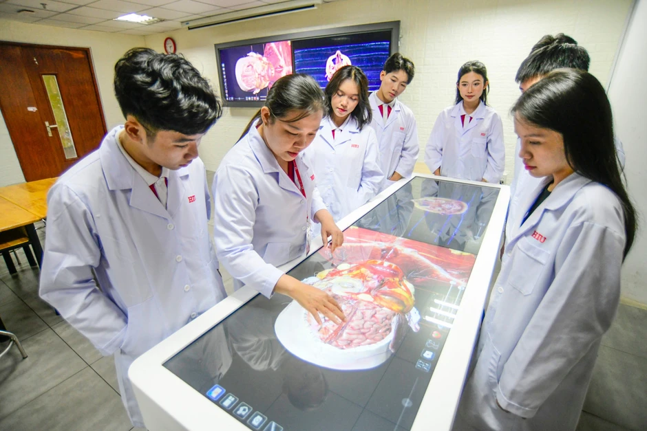 Học phí tiền tỷ, con nhà nghèo có còn 'cửa' vào trường Y? Học phí tiền tỷ, con nhà nghèo có còn 'cửa' vào trường Y?
