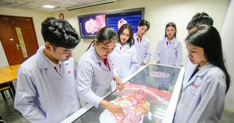 Học phí tiền tỷ, con nhà nghèo có còn 'cửa' vào trường Y?