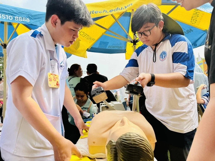 Học sinh 'chạm tay' robot, drone, máy kích tim để thử nghề tại ngày hội tư vấn tuyển sinh Học sinh 'chạm tay' robot, drone, máy kích tim để thử nghề tại ngày hội tư vấn tuyển sinh