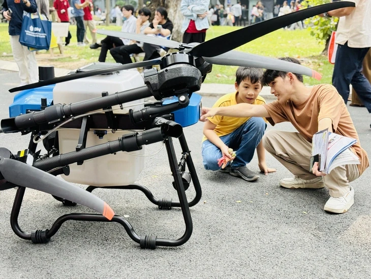 Học sinh 'chạm tay' robot, drone, máy kích tim để thử nghề tại ngày hội tư vấn tuyển sinh Học sinh 'chạm tay' robot, drone, máy kích tim để thử nghề tại ngày hội tư vấn tuyển sinh
