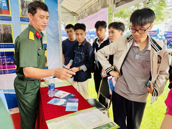 Học sinh 'chạm tay' robot, drone, máy kích tim để thử nghề tại ngày hội tư vấn tuyển sinh Học sinh 'chạm tay' robot, drone, máy kích tim để thử nghề tại ngày hội tư vấn tuyển sinh