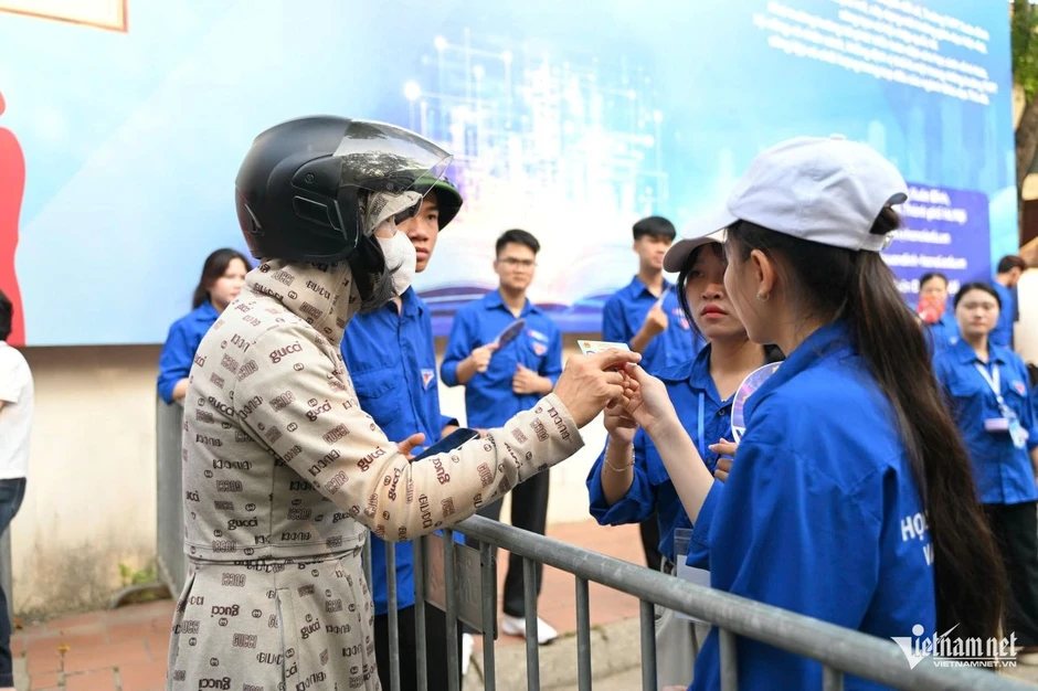 Hơn 123.000 thí sinh bước vào buổi cuối thi lớp 10 Hà Nội năm 2026 Hơn 123.000 thí sinh bước vào buổi cuối thi lớp 10 Hà Nội năm 2026