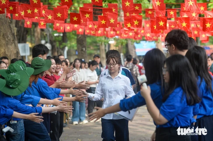 Hơn 123.000 thí sinh Hà Nội bước vào kỳ thi lớp 10, môn văn mở màn Hơn 123.000 thí sinh Hà Nội bước vào kỳ thi lớp 10, môn văn mở màn