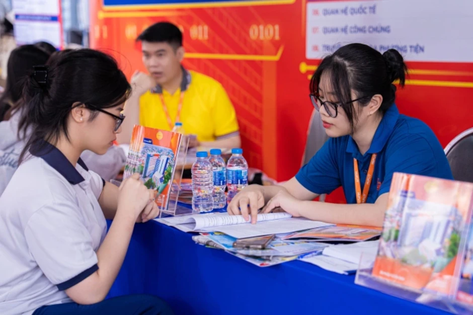 HUFLIT xét học bổng theo học bạ
