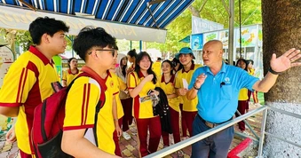 Hướng nghiệp còn ở “phần ngọn”, con theo nghề cha mẹ chọn