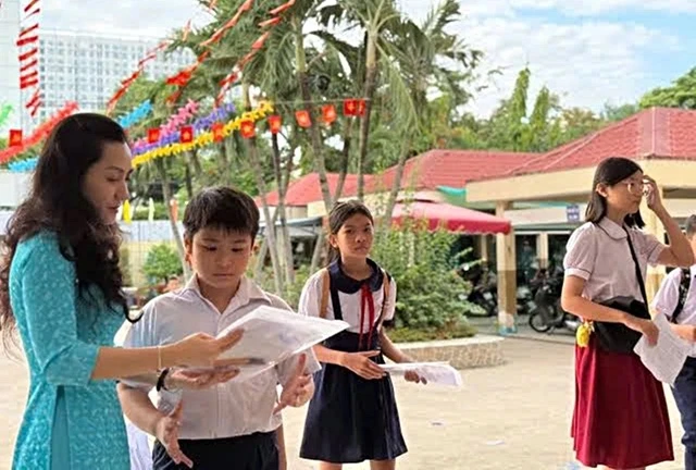 Lần đầu TP.HCM tuyển sinh đầu cấp theo mô hình chính quyền hai cấp Lần đầu TP.HCM tuyển sinh đầu cấp theo mô hình chính quyền hai cấp
