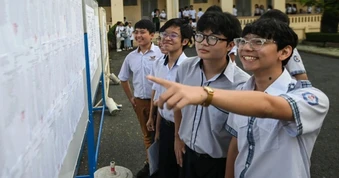Một lớp chuyên chỉ có 4 học sinh thi đỗ