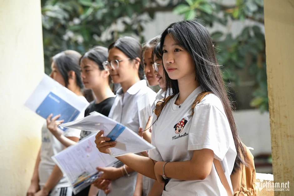 Một ngày trước kỳ thi vào lớp 10, học sinh vẫn tranh thủ từng giờ để học thêm Một ngày trước kỳ thi vào lớp 10, học sinh vẫn tranh thủ từng giờ để học thêm