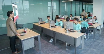 Một trường đại học cấp 300 học bổng tinh hoa, 800 triệu đồng/suất