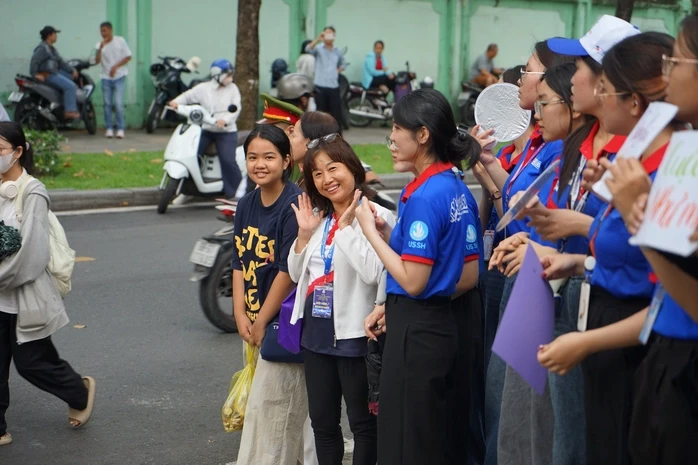 Mùa thi của con, nỗi lòng của cha mẹ Mùa thi của con, nỗi lòng của cha mẹ