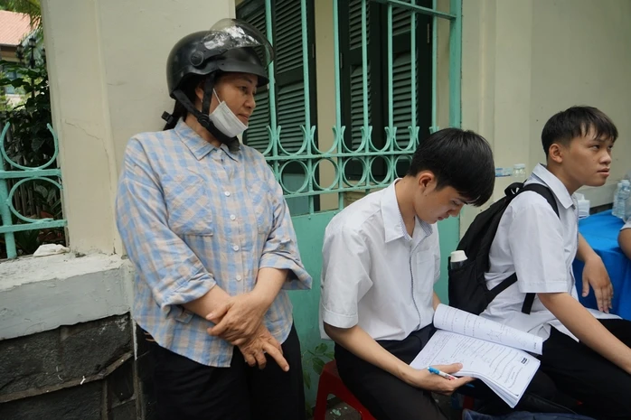 Mùa thi của con, nỗi lòng của cha mẹ Mùa thi của con, nỗi lòng của cha mẹ