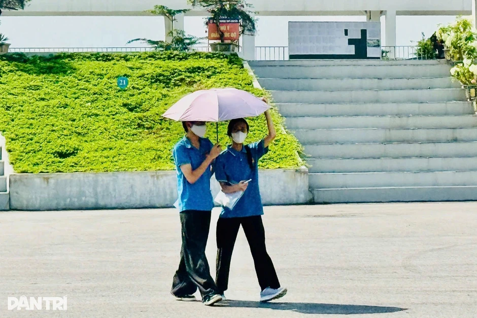 Nhận định đề toán và văn thi lại ở THPT chuyên Tuyên Quang Nhận định đề toán và văn thi lại ở THPT chuyên Tuyên Quang