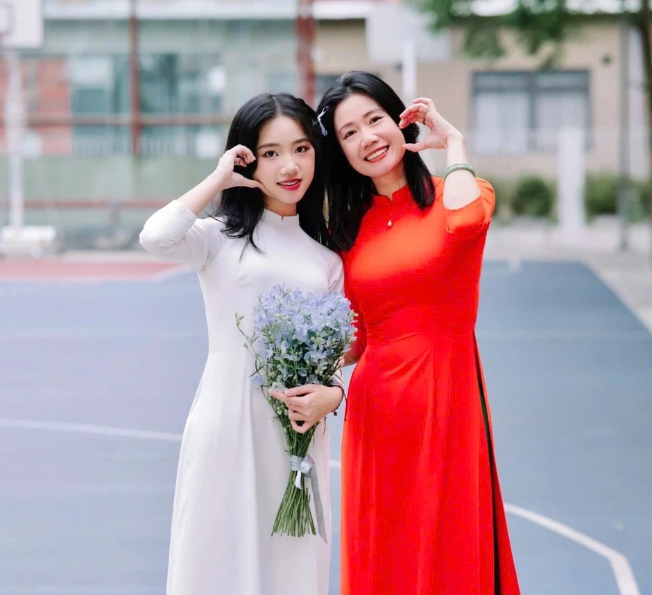 Nữ sinh đỗ 3 trường chuyên, giành 2 thủ khoa: Bí quyết từ người mẹ dạy văn Nữ sinh đỗ 3 trường chuyên, giành 2 thủ khoa: Bí quyết từ người mẹ dạy văn
