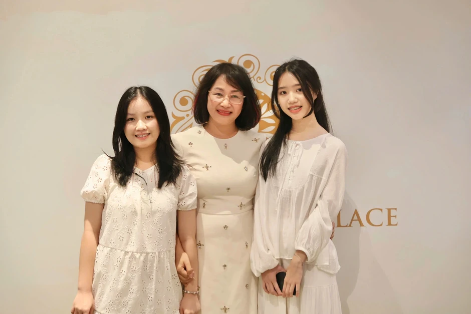 Nữ sinh đỗ 3 trường chuyên, giành 2 thủ khoa: Bí quyết từ người mẹ dạy văn Nữ sinh đỗ 3 trường chuyên, giành 2 thủ khoa: Bí quyết từ người mẹ dạy văn