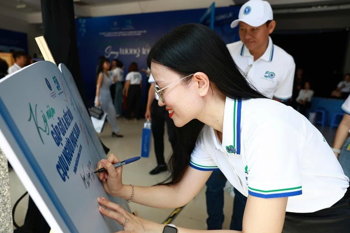 Phiên đấu giá gây quỹ gần 500 triệu tại trường ĐH Luật TPHCM có gì đặc biệt?