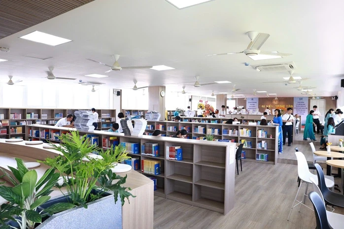 Phiên đấu giá gây quỹ gần 500 triệu tại trường ĐH Luật TPHCM có gì đặc biệt?