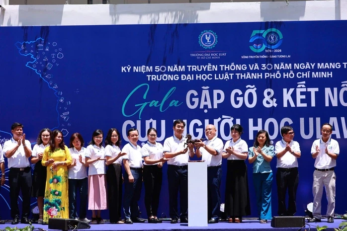 Phiên đấu giá gây quỹ gần 500 triệu tại trường ĐH Luật TPHCM có gì đặc biệt?
