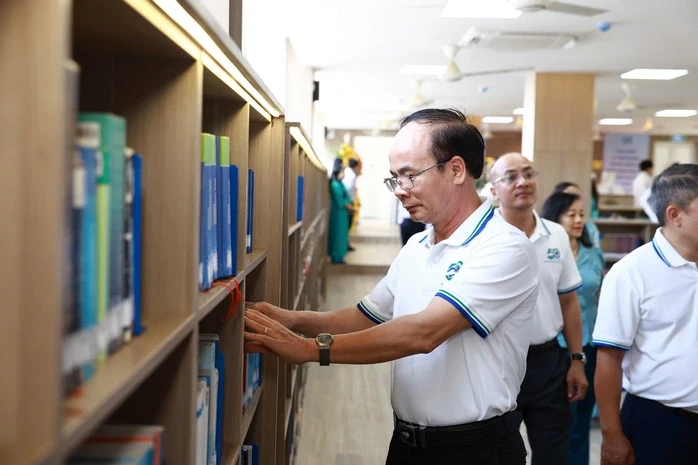 Phiên đấu giá gây quỹ gần 500 triệu tại trường ĐH Luật TPHCM có gì đặc biệt?