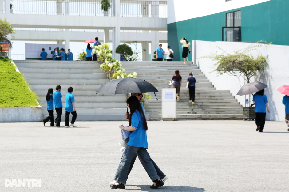 Sáng nay chuyên Tuyên Quang thi lại môn văn, an ninh siết chặt từ 6h sáng Sáng nay chuyên Tuyên Quang thi lại môn văn, an ninh siết chặt từ 6h sáng