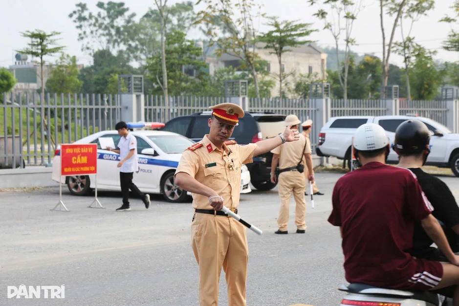 Sáng nay chuyên Tuyên Quang thi lại môn văn, an ninh siết chặt từ 6h sáng Sáng nay chuyên Tuyên Quang thi lại môn văn, an ninh siết chặt từ 6h sáng