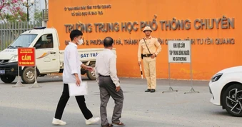 Sáng nay chuyên Tuyên Quang thi lại môn văn, an ninh siết chặt từ 6h sáng