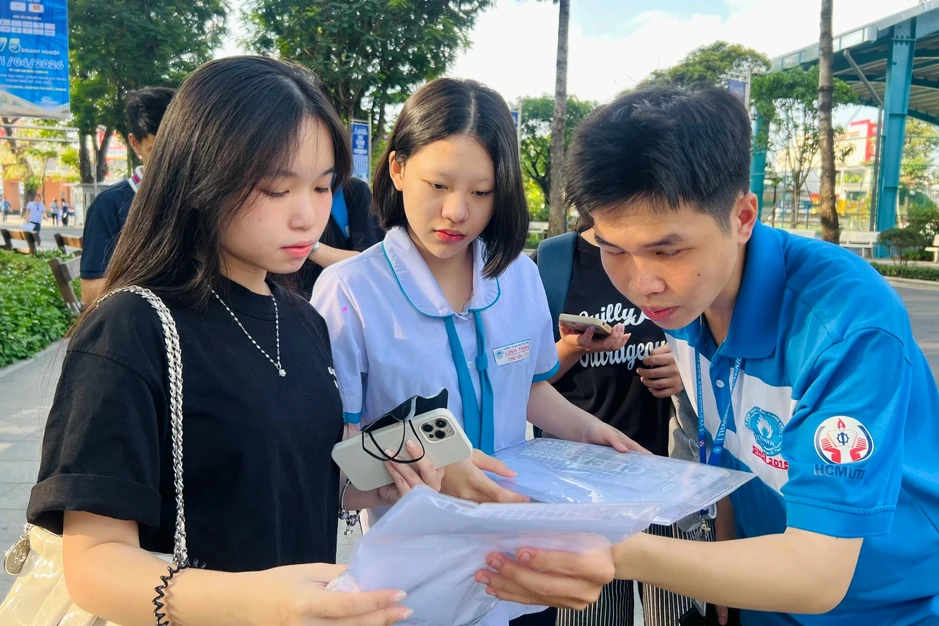 Sáng nay, gần 140.000 sĩ tử dự "cuộc đua" đặc biệt giành vé sớm vào đại học Sáng nay, gần 140.000 sĩ tử dự "cuộc đua" đặc biệt giành vé sớm vào đại học