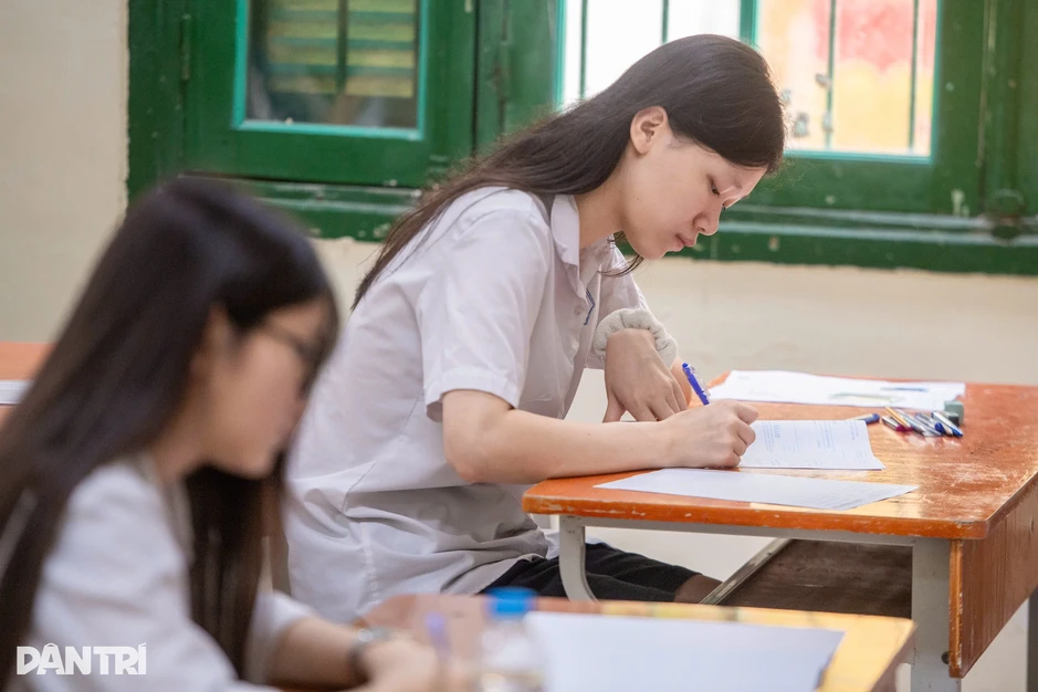 Sợ con không có suất học lớp 10 tư thục, phụ huynh lo đặt chỗ sớm Sợ con không có suất học lớp 10 tư thục, phụ huynh lo đặt chỗ sớm