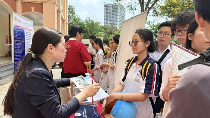 Talkshow - tư vấn "Lưu ý trước kỳ thi tốt nghiệp THPT và chọn nguyện vọng" Talkshow - tư vấn "Lưu ý trước kỳ thi tốt nghiệp THPT và chọn nguyện vọng"