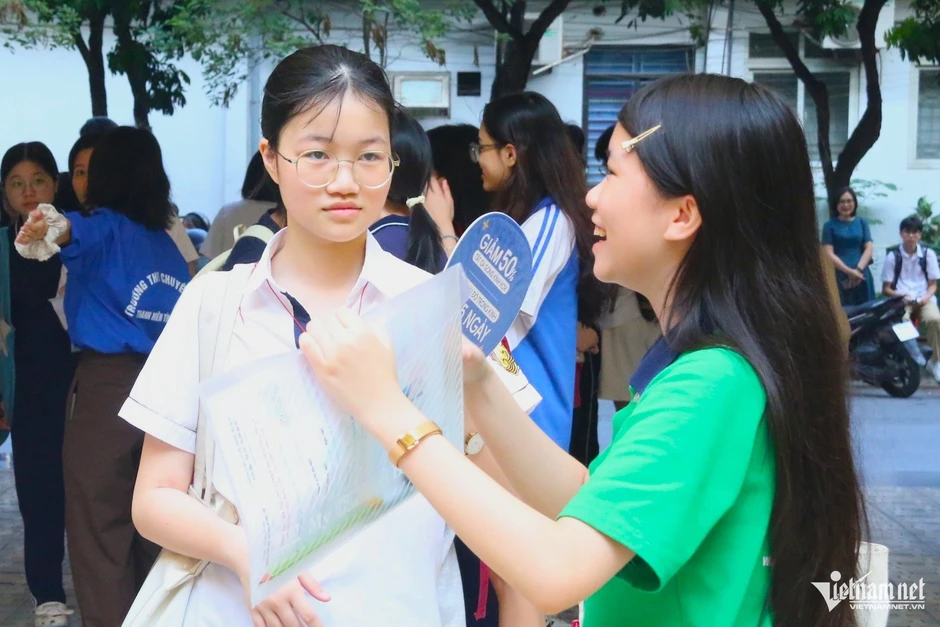 Thêm một trường THPT chuyên hot ở Hà Nội hạ điểm chuẩn lớp 10 Thêm một trường THPT chuyên hot ở Hà Nội hạ điểm chuẩn lớp 10