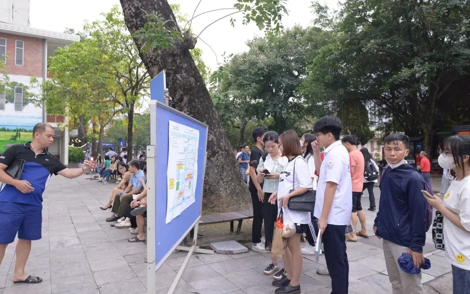 Thi lớp 10 chuyên Hà Nội dồn lịch trong 2 tuần, nhiều điểm mới đáng chú ý