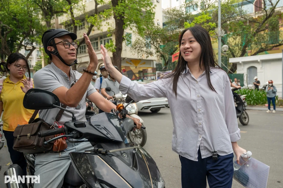 Thi lớp 10 Hà Nội: Gần 400 thí sinh bỏ thi môn ngữ văn, 1 em bị đình chỉ Thi lớp 10 Hà Nội: Gần 400 thí sinh bỏ thi môn ngữ văn, 1 em bị đình chỉ